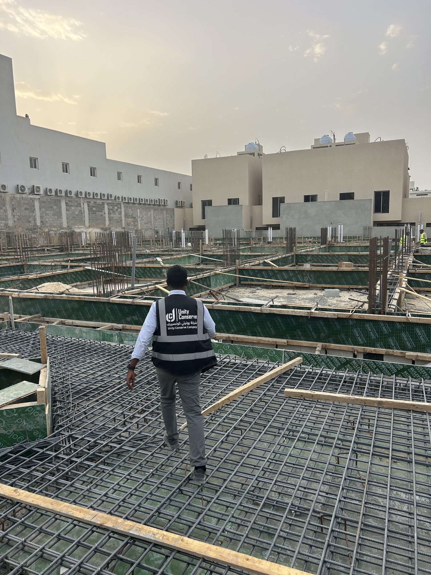 أعمال التسليح في موقع المشروع التجاري السكني