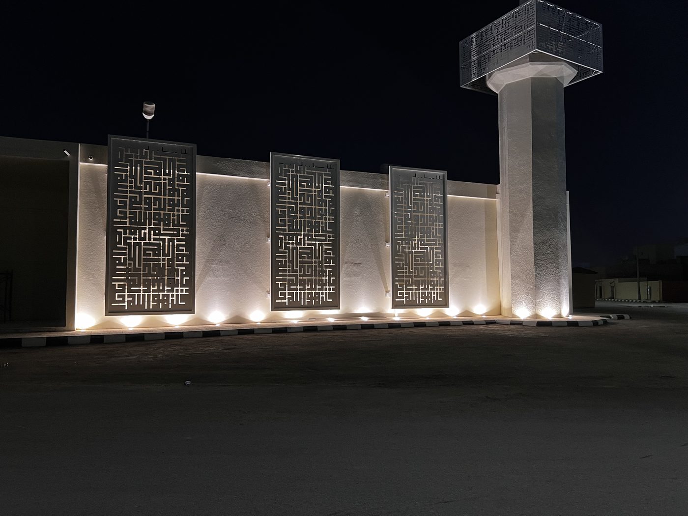واجهة مسجد ضرما مضاءة بعد اكتمال التنفيذ