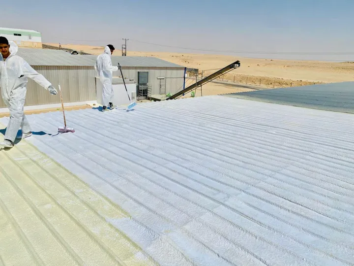 تطبيق العزل على السقف في مزارع أمل الخير