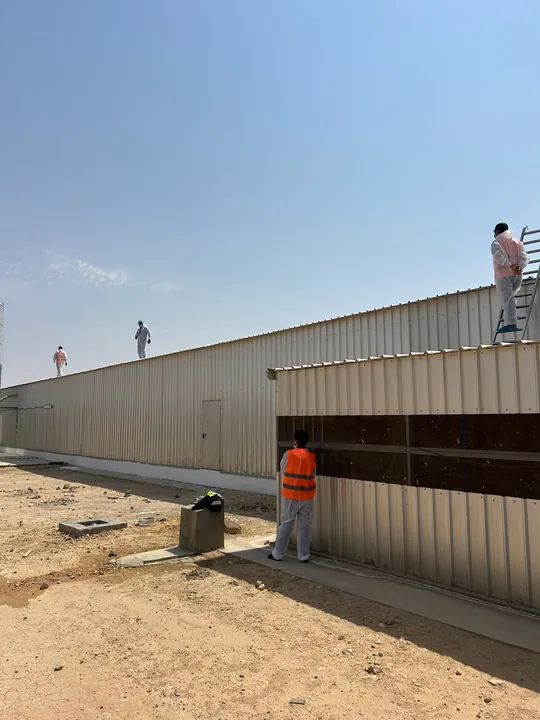 الواجهة الخارجية لإحدى حظائر المزرعة