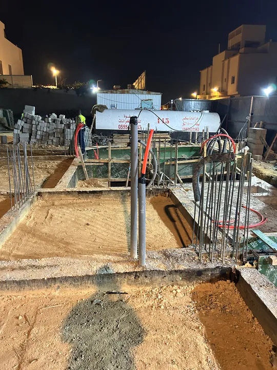 أعمال تأسيس الخدمات في فيلا عربة الخليج ليلاً