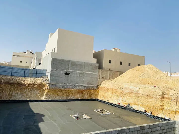 تنفيذ أعمال العزل في الجزء السفلي من المبنى