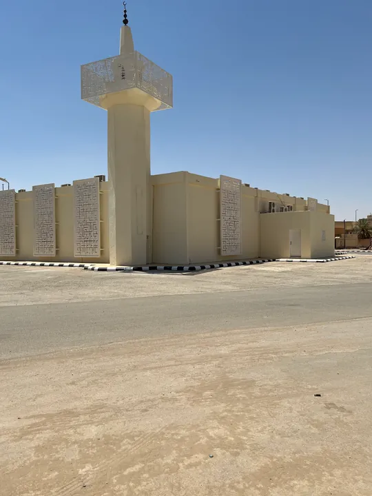 واجهة المسجد ومئذنته نهاراً