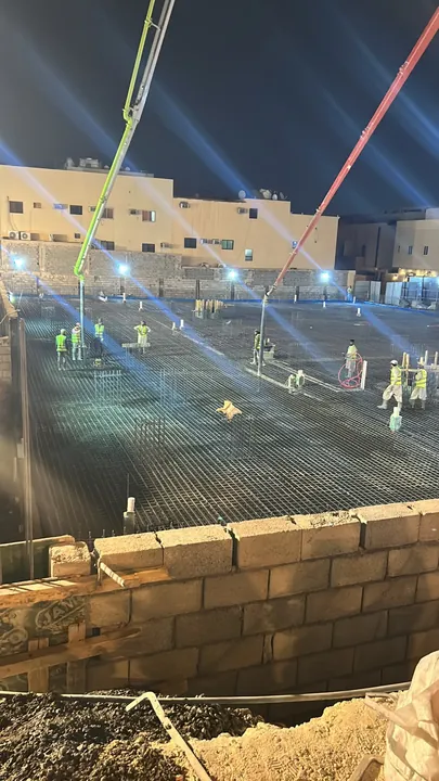أعمال تأسيس التمديدات في الموقع ليلاً