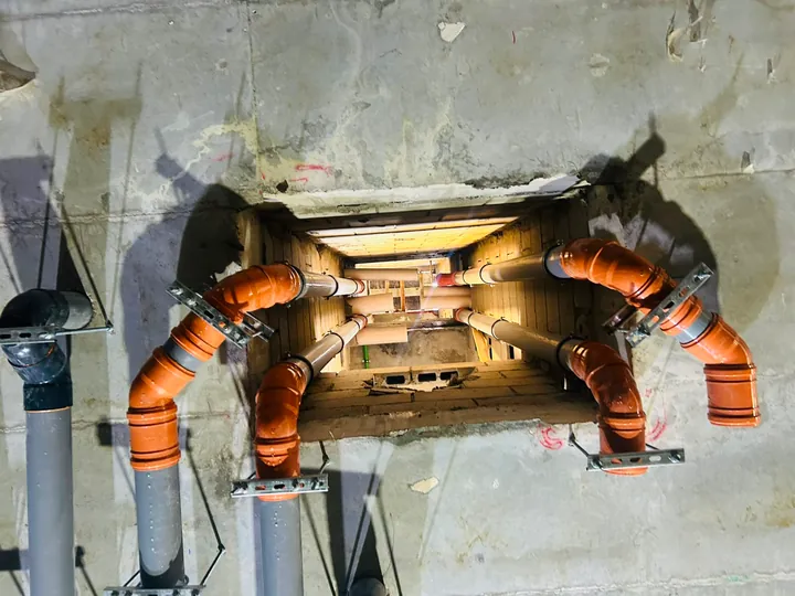 تفاصيل توصيلات الصرف في فتحة الخدمات