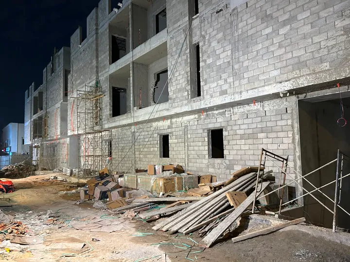 واجهة العمارة السكنية أثناء التنفيذ