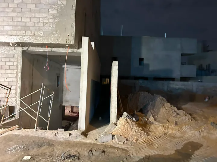 مدخل العمارة خلال أعمال التنفيذ