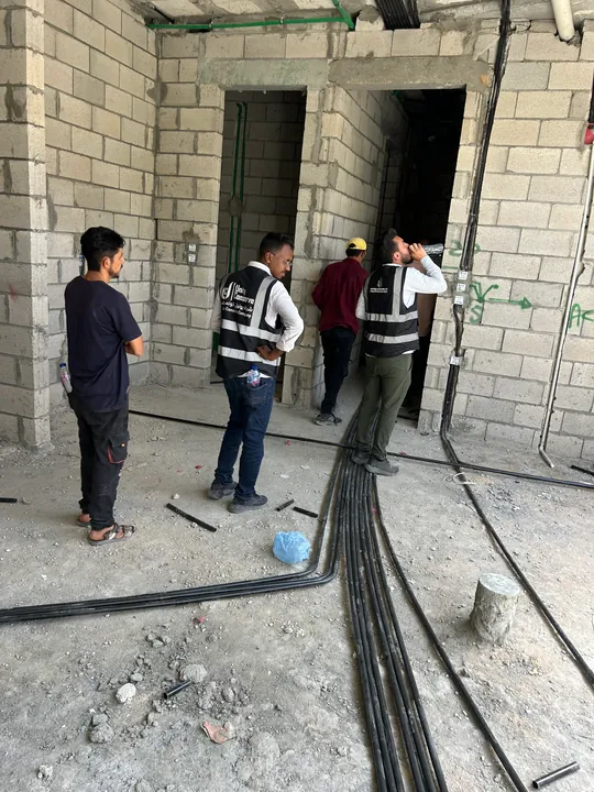مراجعة التمديدات الكهربائية داخل الفيلا