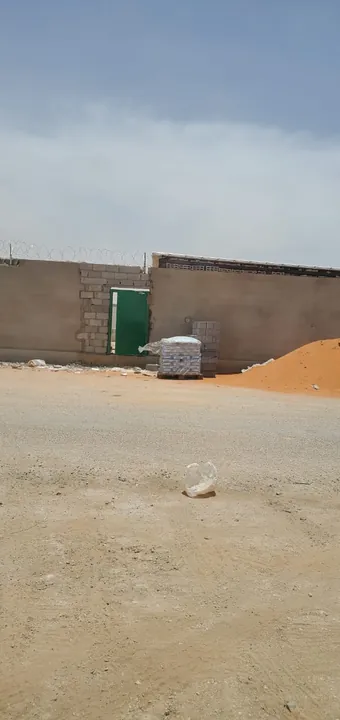 الساحة الخارجية لموقع المستودعات